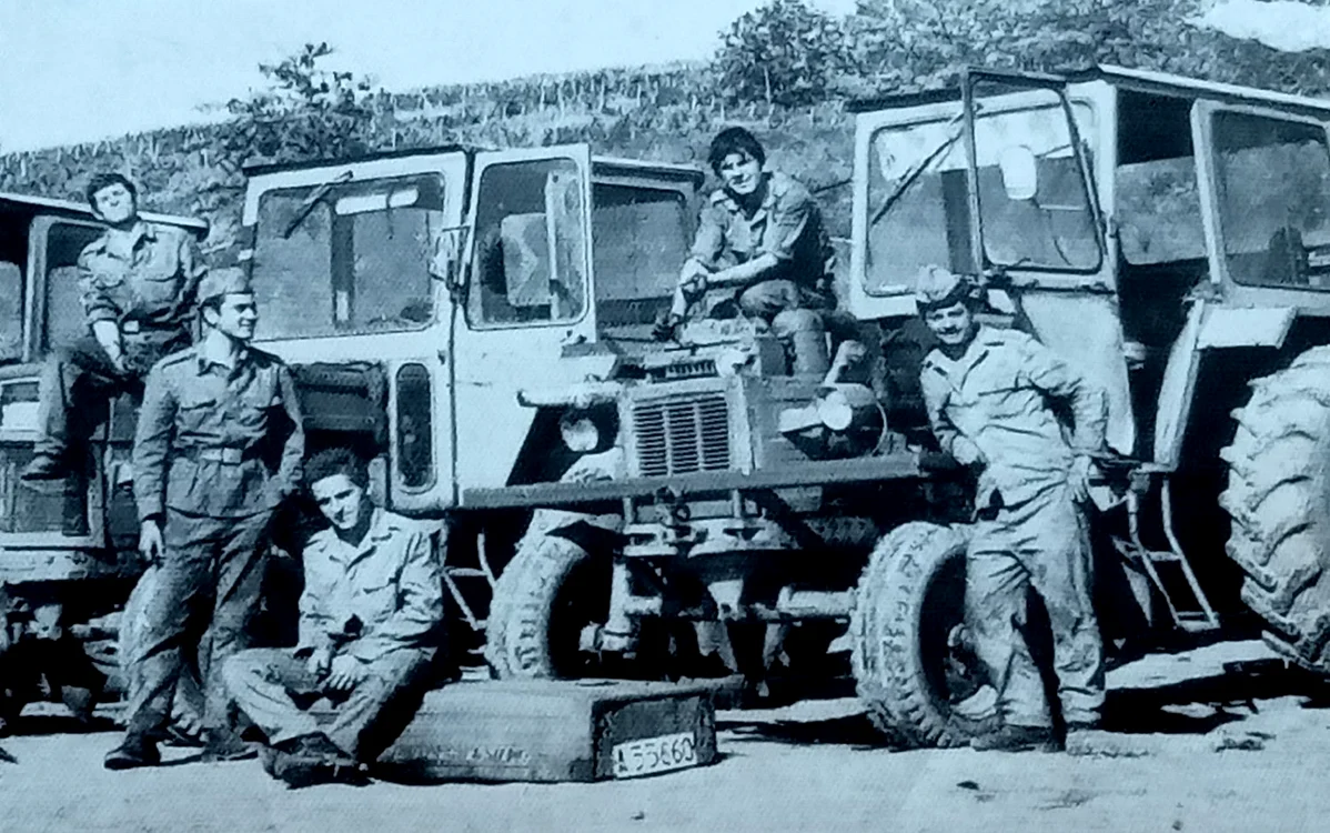 Militari trimiși la muncă în agricultură.