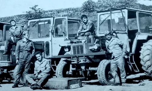 Militari la munca campului foto Dumitru titi ionescu jpg