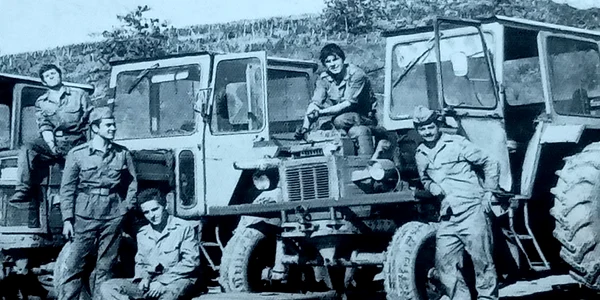 Militari la munca campului foto Dumitru titi ionescu jpg