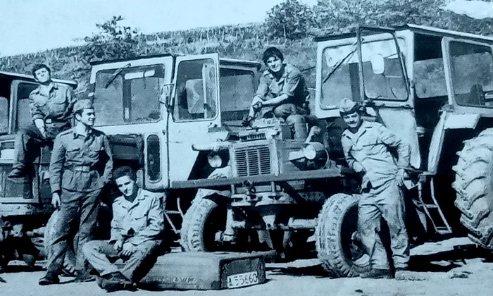 Militari la munca campului foto Dumitru titi ionescu jpg