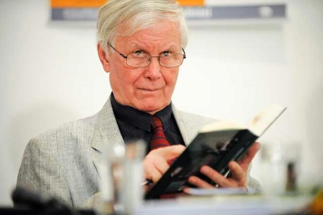 Eugen Simion ar fi primit aceeaşi distincţie „fictivă“ ca Noam Chomsky