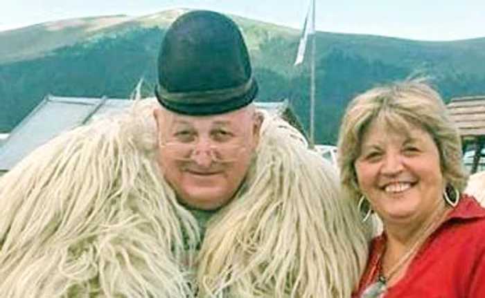 
    Bebe Cotimanis s-a pozat  cu patroana stânei  