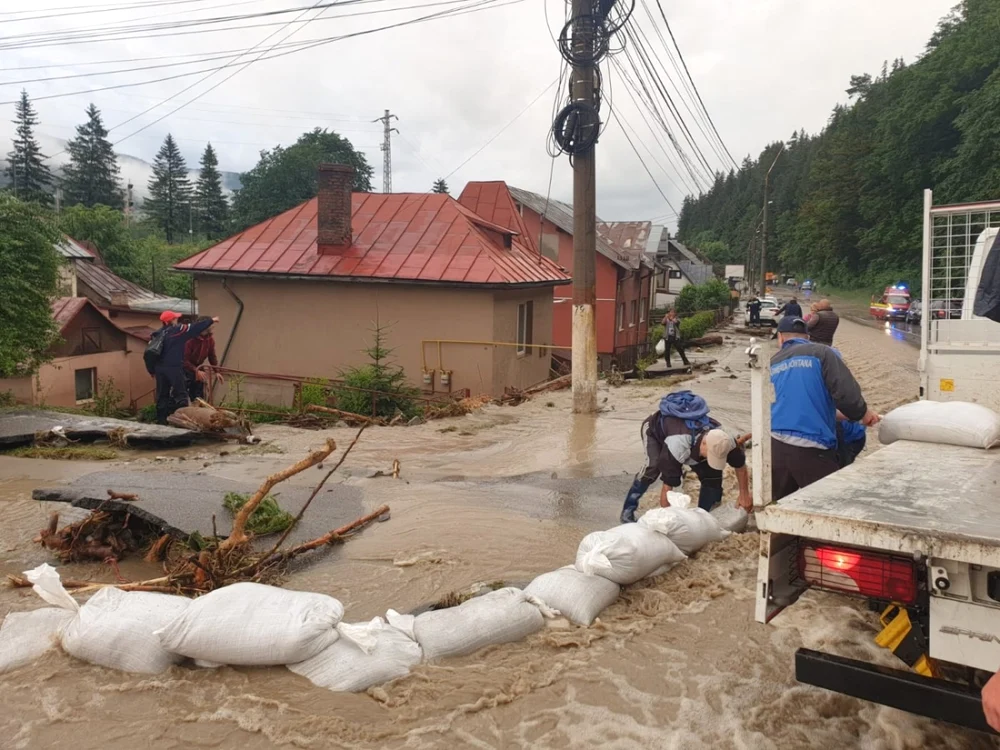 Oeste 100 de gospodării din Prahova afectate de viituri FOTO Salvamont Buşteni