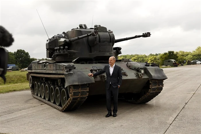 Cancelarul Olaf Scholz lângă un tanc Gepard Foto EPA EFE