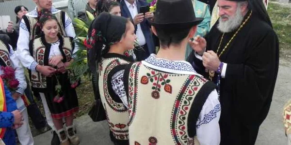 Sătenii din Sărata  care au protestat împotriva lui Ioachim Băcăuanul l-au primit acum cu pâine şi sare. FOTO epr.ro