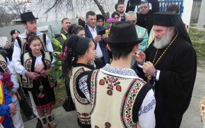 Sătenii din Sărata care au protestat împotriva lui Ioachim Băcăuanul l-au primit acum cu pâine şi sare. FOTO epr.ro