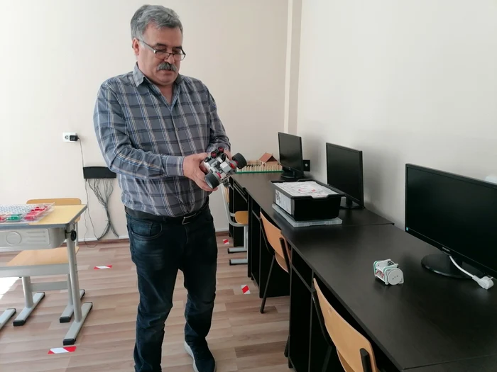 cercul de robotica slatina - prof ion teleşpan - foto alina mitran