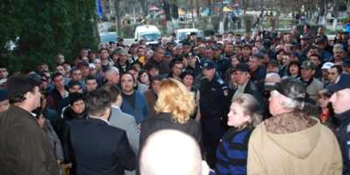 Muncitorii lui Nicuale au protestat în faţa primăriei