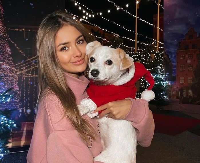 Iuliana Beregoi și-a costumat patrupedul în Moș Crăciun Sursa: Instagram