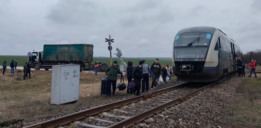 Călătorii care circulau pe ruta Craiova-Pitești sunt nevoiți să aștepte trenul următor FOTO: martor