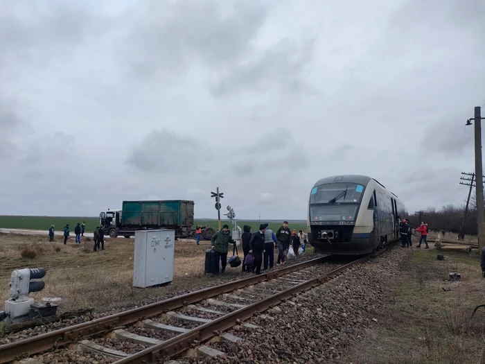 Zeci de călători au rămas să aștepte următorul tren FOTO: martor