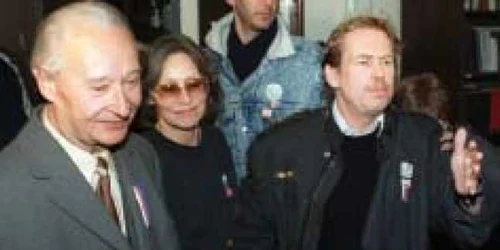 Alexandr Dubcek (stânga), liderul politic al Primăverii de la Praga, împreună cu liderul moral, Václav Havel p Foto: afp