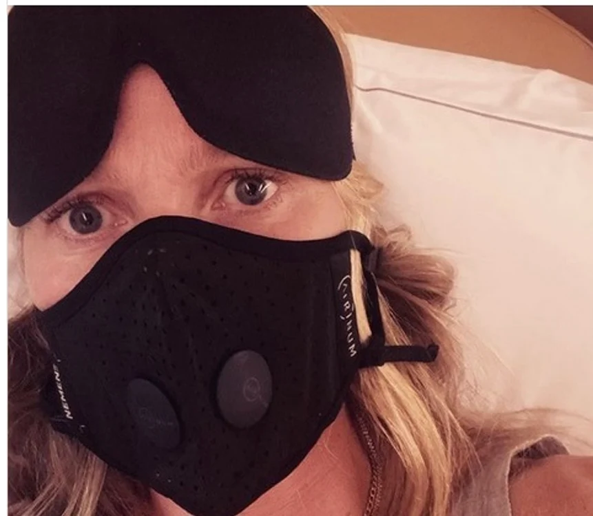 
    Gwyneth a dormit cu masca pe faţă în avionFoto: Instagram  