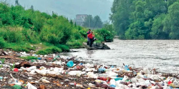 Cum scăpăm de sticlele din plastic ce sufocă România
