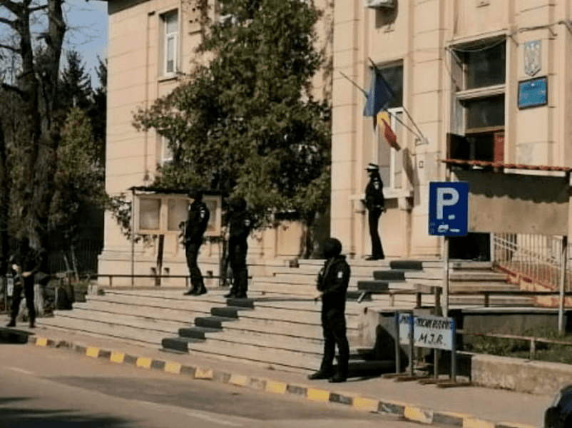 O româncă acuzată de evadare, urmărită internaţional, nu poate fi extrădată în Italia