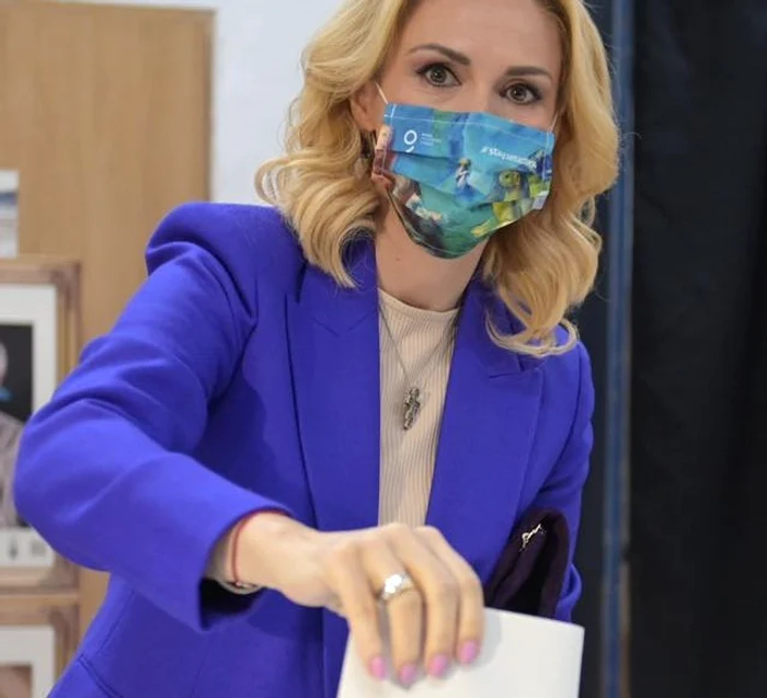 Gabriela Firea a purtat o mască asortată cu ținuta
