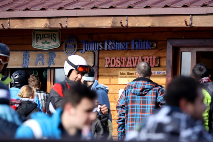 Cine circulă pe stradă între orele 22.00 - 05.00 trebuie să aibă o declarație pe proprie răspundere, în care să menționeze motivulFoto: Mediafax