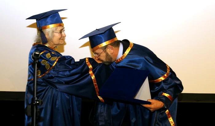 Cătălina Buzoianu, alături de rectorul Adrian Titieni, când a fost răsplătită cu titlul de Doctor Honoris Causa la UNATC FOTO: UNATC