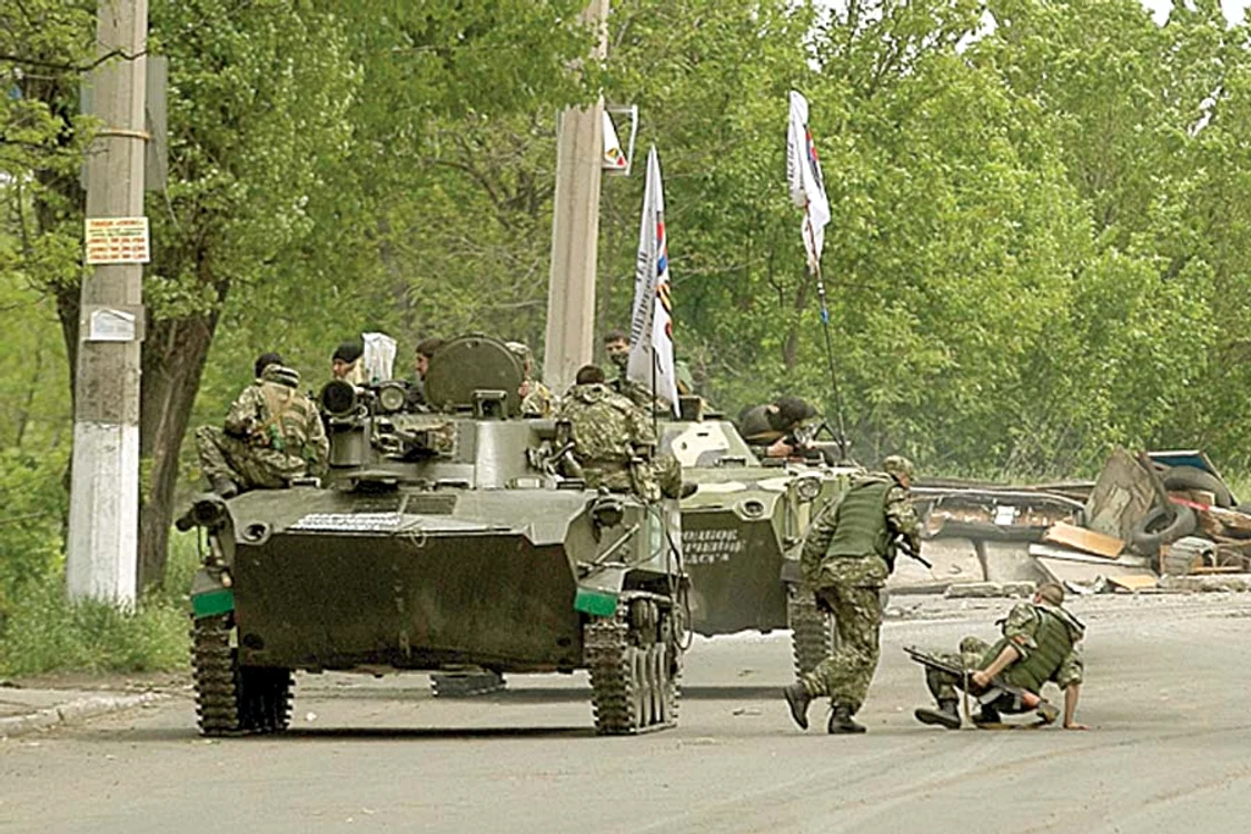 Separatiştii  dau atacurile  mascaţi (Fotografii: reuters/shutterstock/mapn)