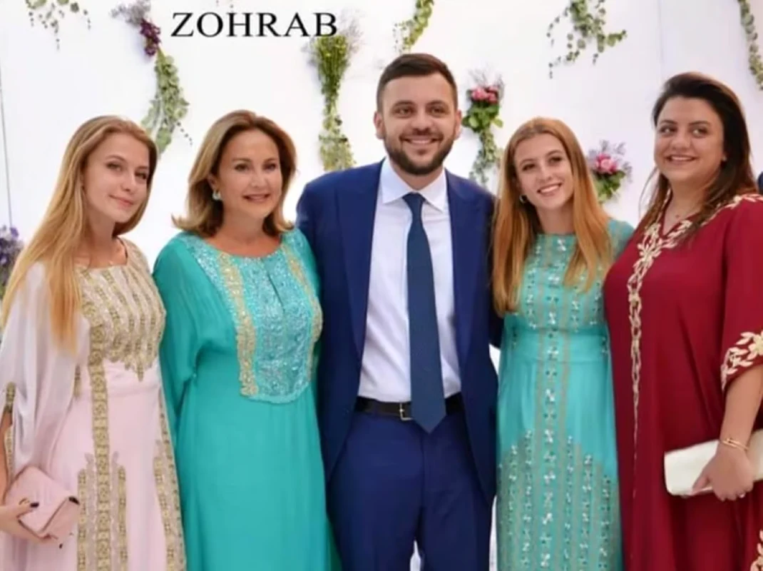 Prințesele Aisha și Sara ale Iordaniei, alături de mama și de frații lor mai mari