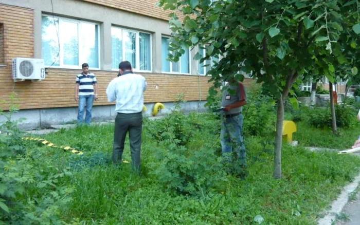 Poliţiştii cercetează locul în care s-a produs incidentul FOTO Adevărul