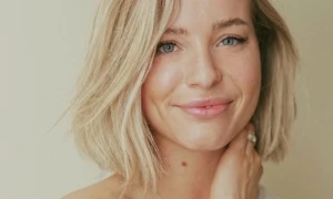 2 femeie cu par blond jpg jpeg