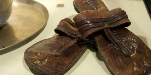 sandale de piele care au aprtinut lui Gandhi CNN