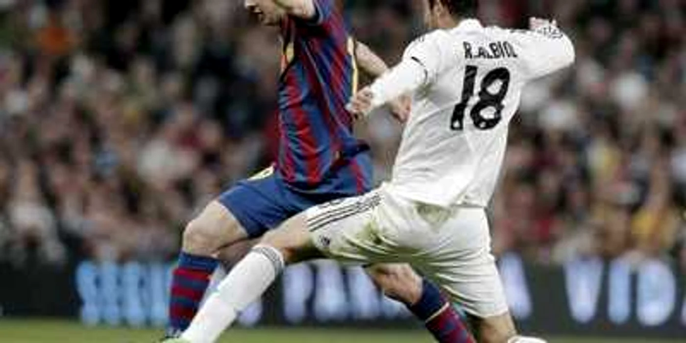 Messi într-un duel cu Raul Albiol în Real Madrid - Barcelona 0-2 de la 10 aprilie 2010. Foto: EPA