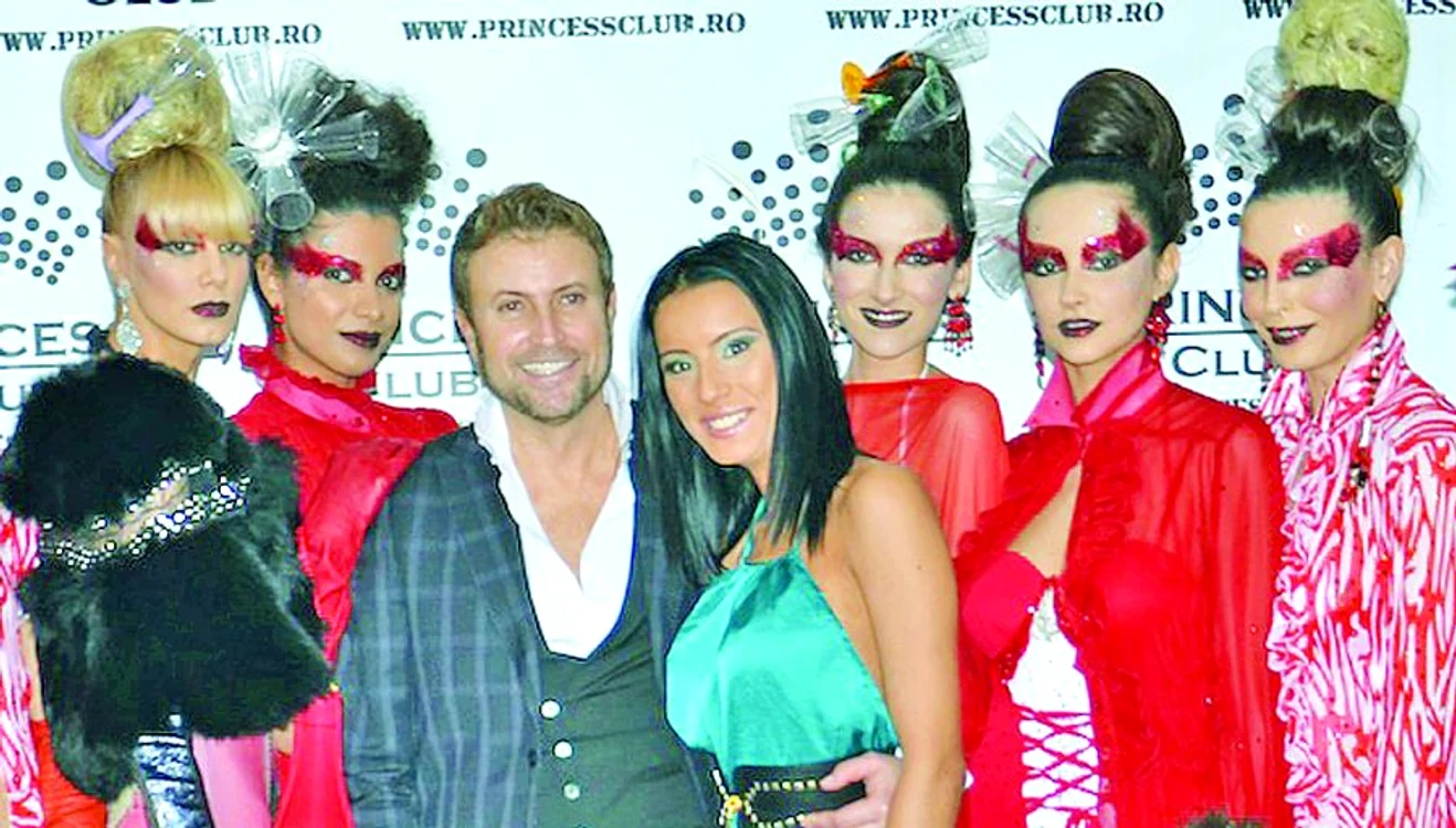 
    Cătălin a lăsat  audienţa cu  gura căscată cu  colecţia lui de  pahare şi sticle (fotografii: Princess)  