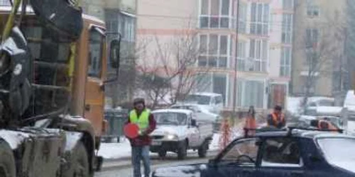 Cozile de maşini ajungeau aproape de cartierele din oraş