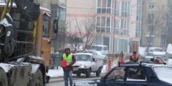 Cozile de maşini ajungeau aproape de cartierele din oraş