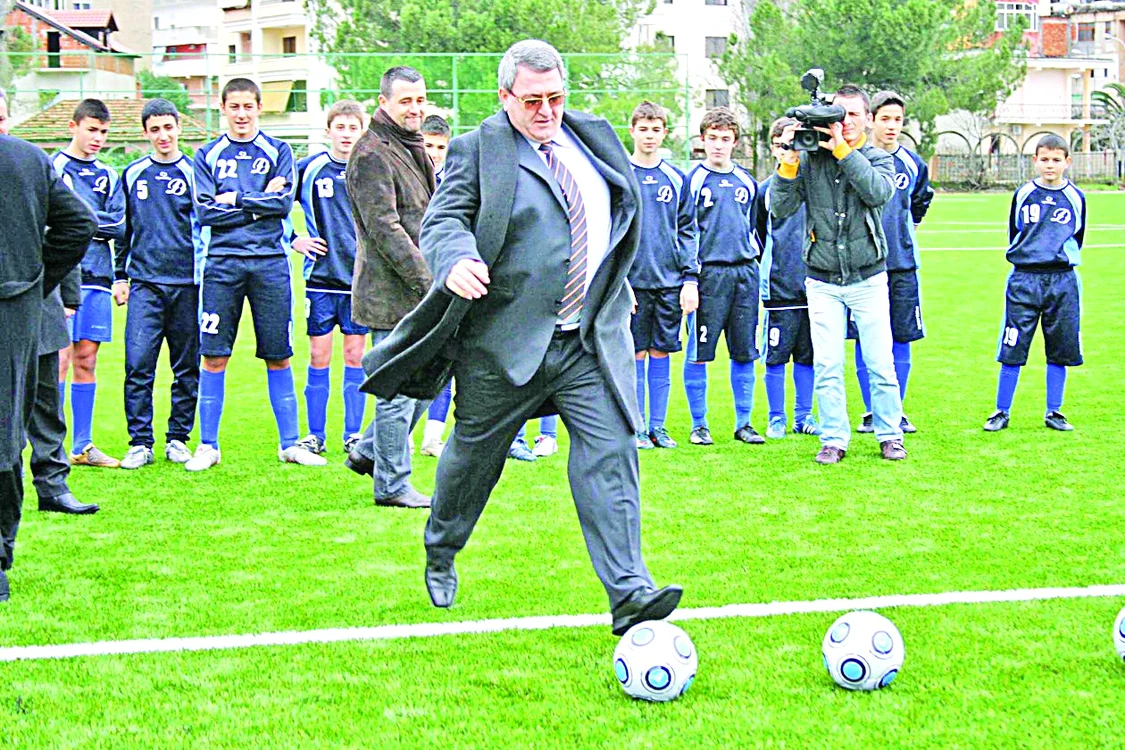 Şeful fotbalului  din Albania nu prea  le are cu mingea