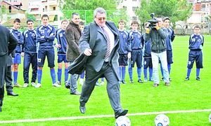 Şeful fotbalului  din Albania nu prea  le are cu mingea jpeg