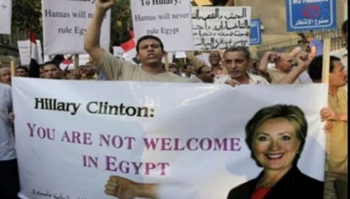 Vizita secretarului de stat SUA, Hillary Clinton a fost întâmpinată de proteste FOTO:news.portal-start.com