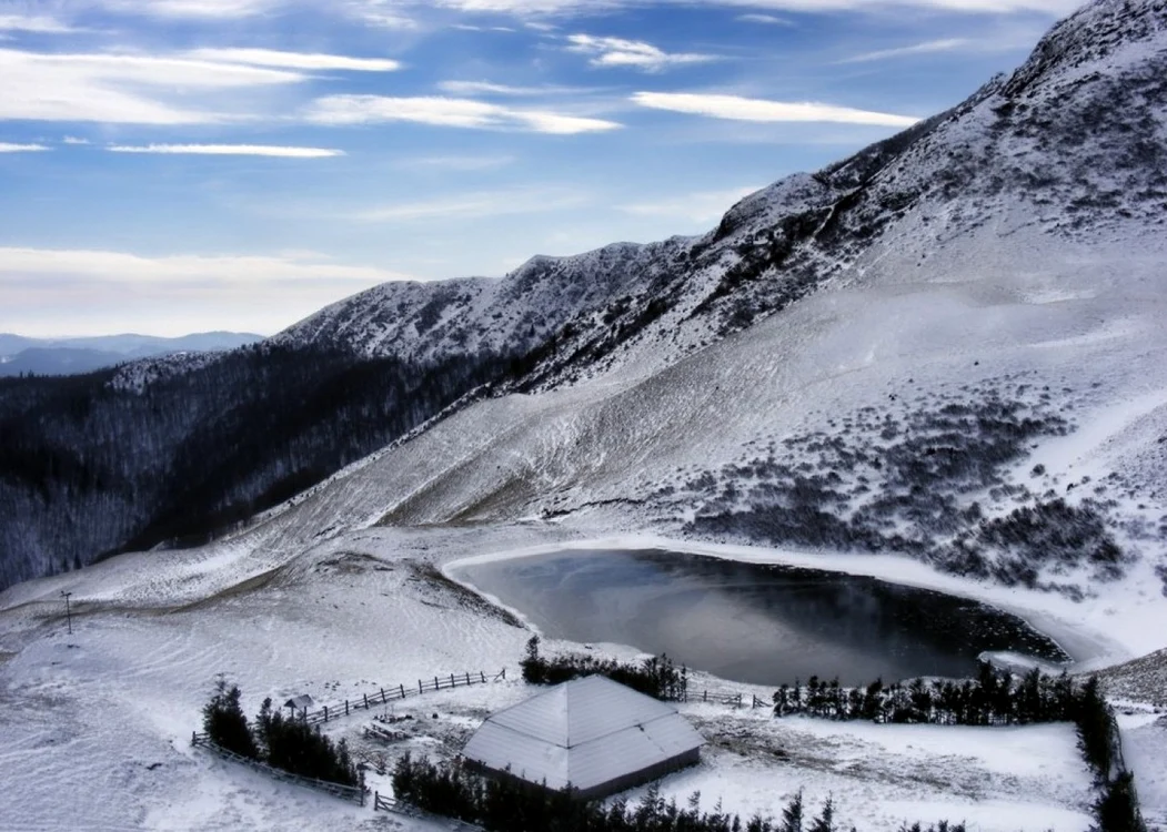 Lacul vulturilor se află la peste 1.400 de metri altitudine