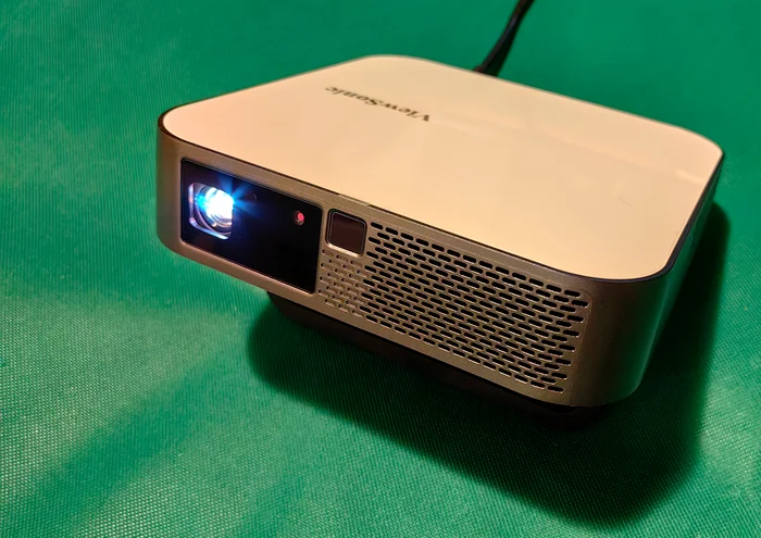 Proiector ViewSonic M2e. FOTO Adrian Pogîngeanu