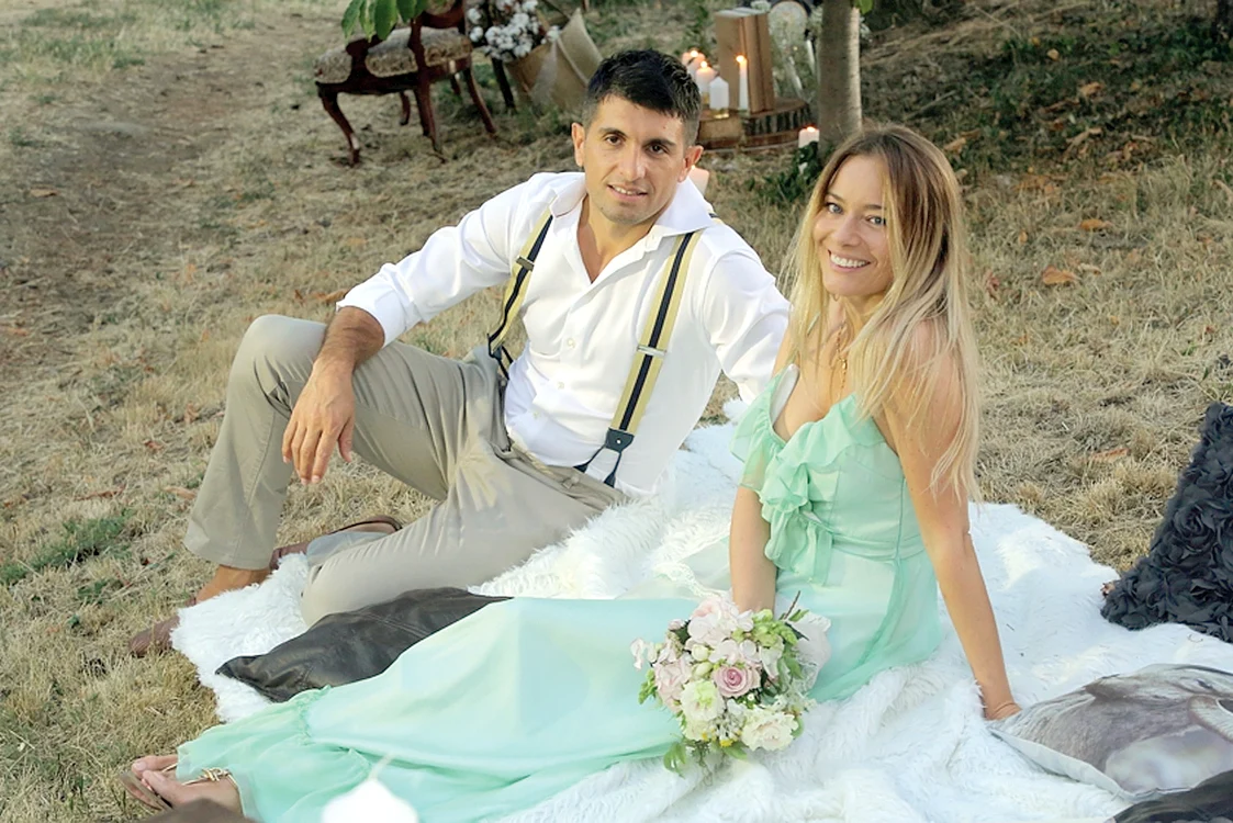 
    Laura şi Cosmin vor chefui  din nou în aer liber şi s-au  ocupat de tot: de la meniu,  până la amplasarea toaletelor   