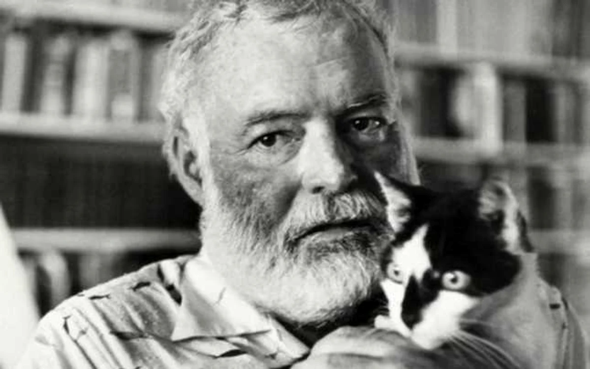 Scriitorul Ernest Hemingway ( 1899 - 1961),laureat al Premiului Nobel pentru Literatură în 1954