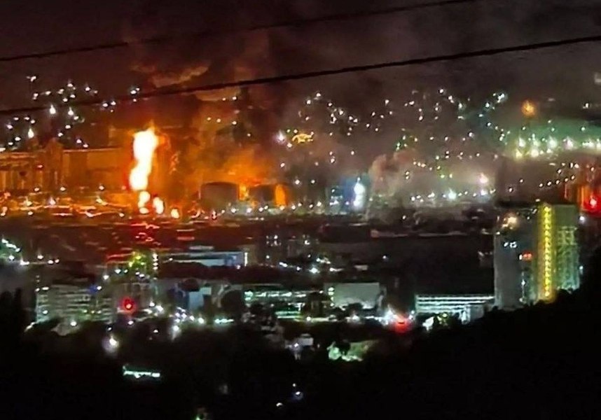 Arde cel mai mare port comercial din Rusia. Dronele au lovit terminalul de păcură în Novorossisk