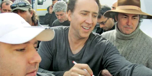 Nicolas Cage le-a dat autografe fanilor sibieni (foto: Arhivă)