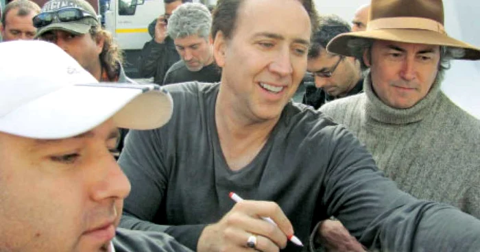 Nicolas Cage le-a dat autografe fanilor sibieni 