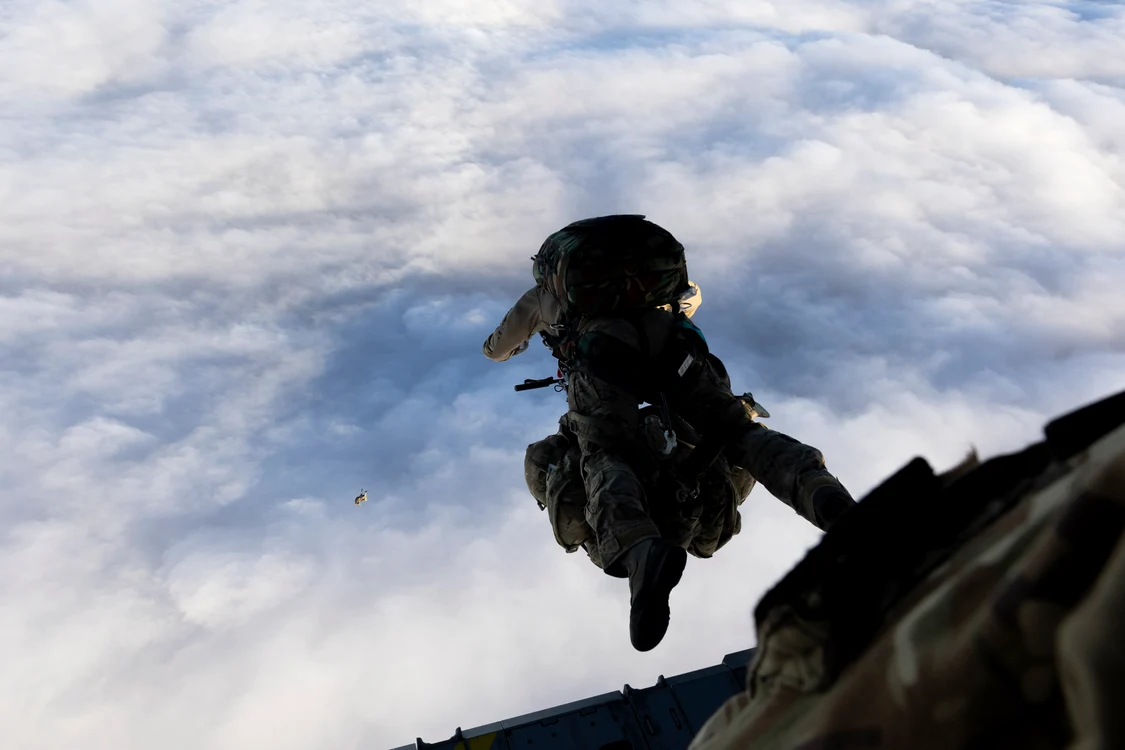Medici militari britanici, parașutați foto: X