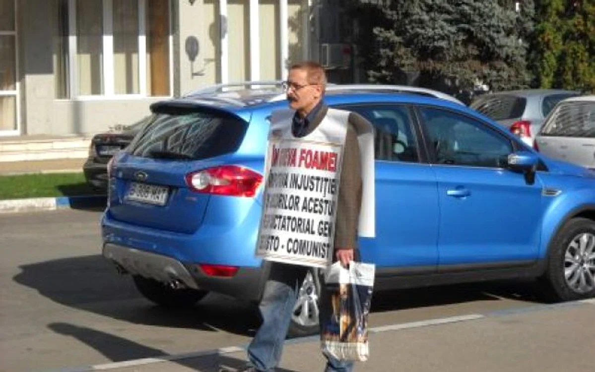 Ion Olteanu a ales să protesteze cu lanțuri la picioare