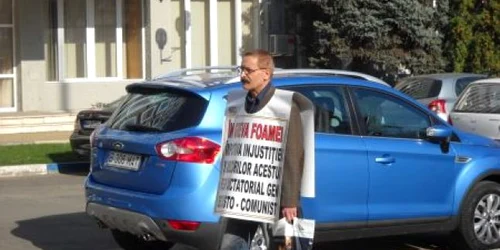 Ion Olteanu a ales să protesteze cu lanțuri la picioare