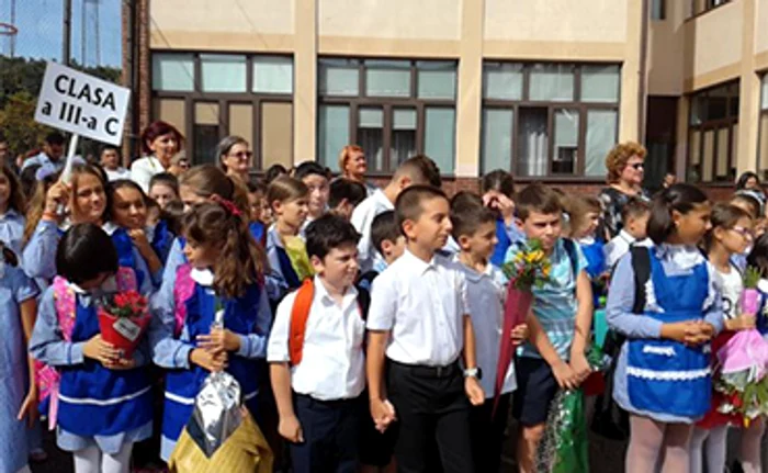 Asemenea imagini de la deschiderea anului şcolar vor deveni o amintire