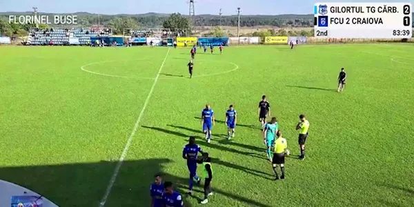 Meci de fotbal oprit pentru aterizarea elicopterului SMURD mp4 thumbnail png