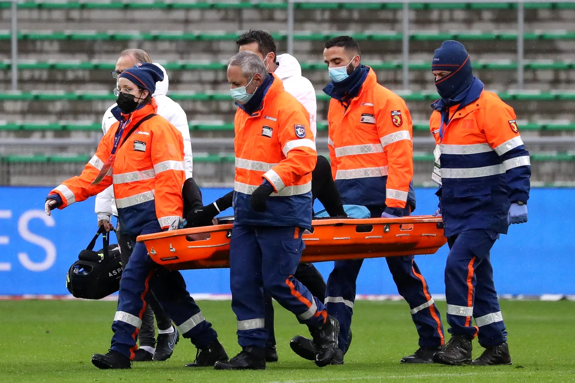 
    Neymar Jr a fost scos pe targă de pe terenFoto: EPA-EFE  