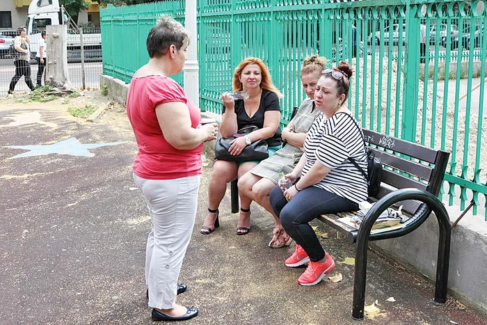 Părinții și bunicii au așteptat la gardul școlii