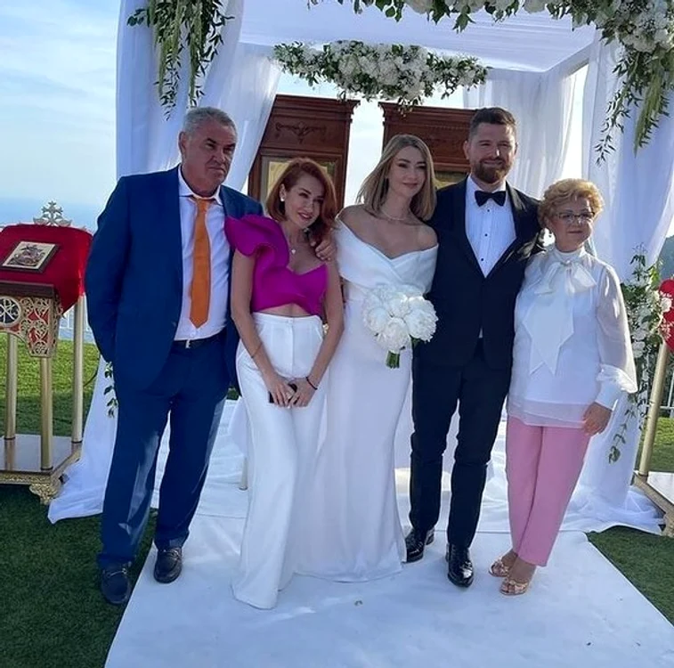
    Raluca a prins buchetul la nunta surorii eifoto: arhiva personală/Instagram  