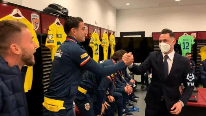 
    Mirel Rădoi, alături de elevii săi, în vestiarFOTO: frf.ro  